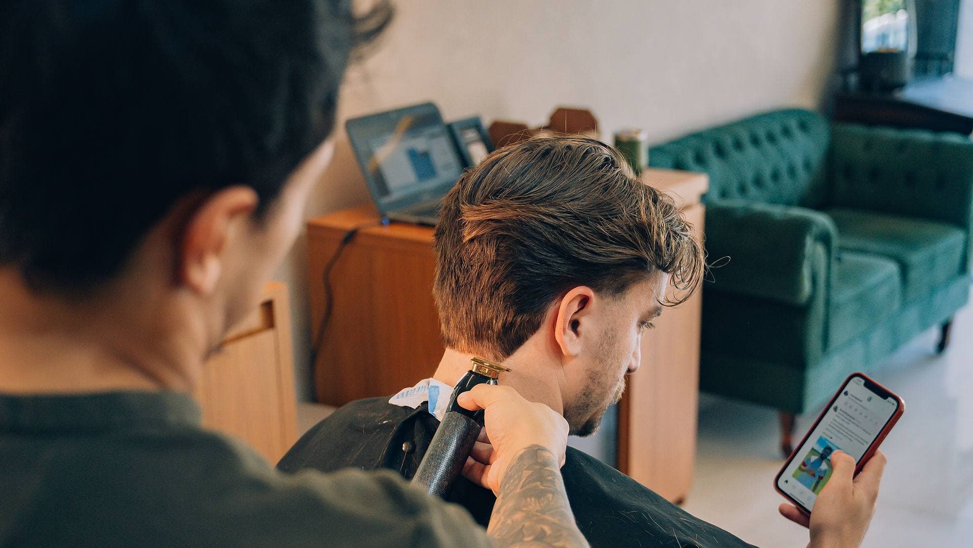 Barbeiro cortando cabelo na Reizor Barber Club